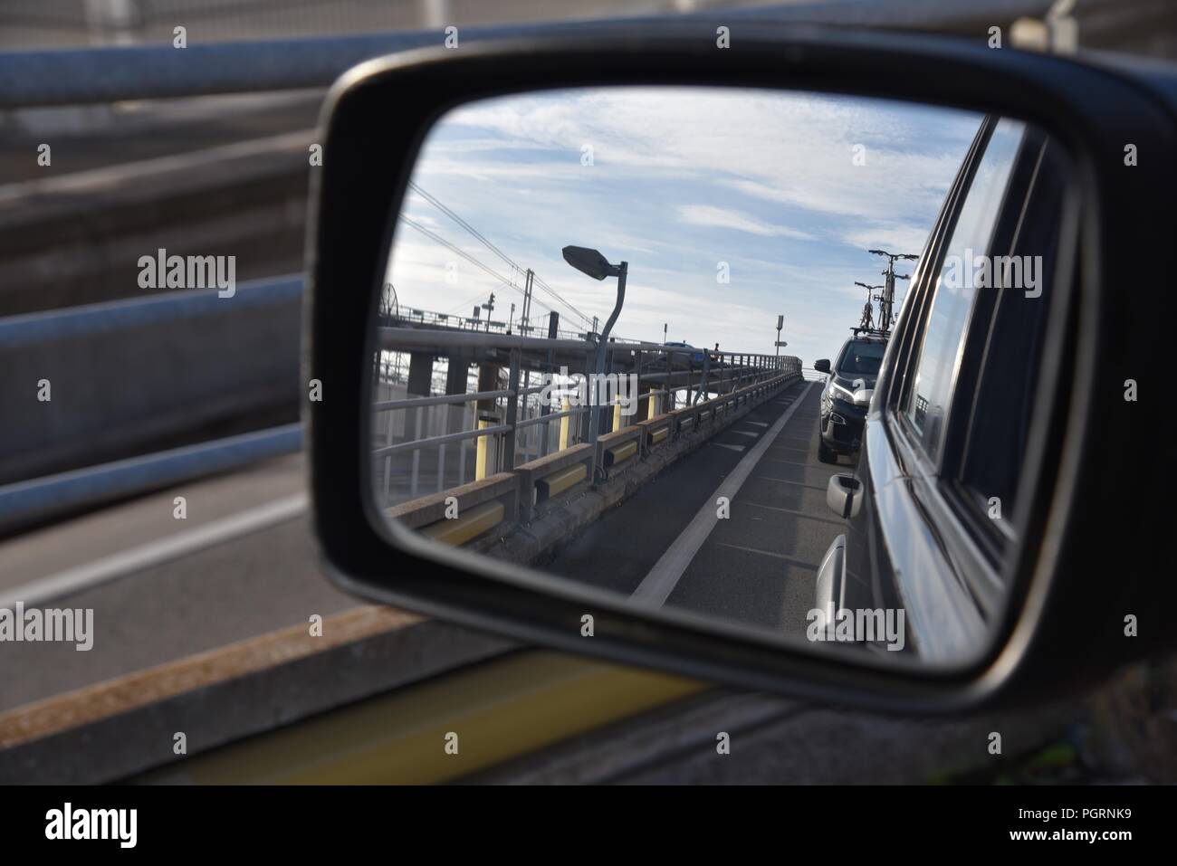 Eurotunnel: un pilota francese è vista posteriore attraverso lo specchietto laterale di salire a bordo di un treno Eurotunnel a croce sotto il canale della Manica, o la Manche Foto Stock
