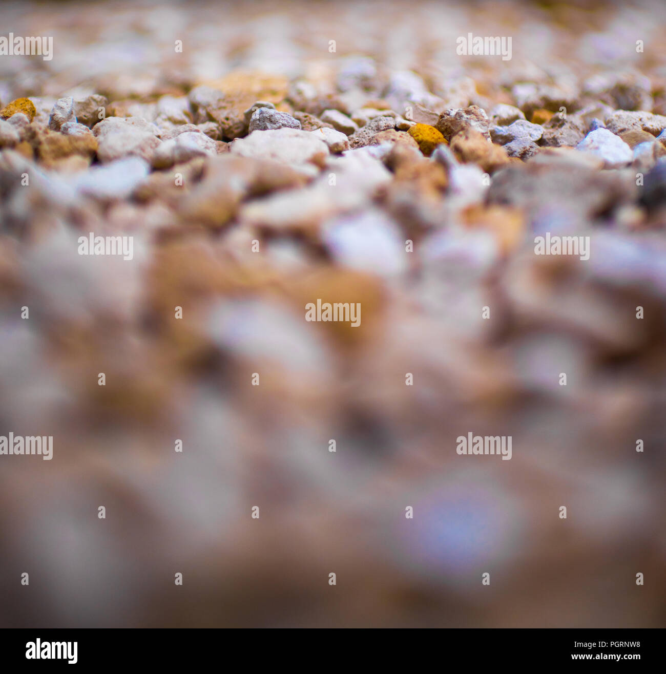 Tan, bianco e grigio rocce Ciottoli Ghiaia con sfocato bokeh bordi di sfondo e di primo piano i dettagli per passi carrai, paesaggistica e scarichi francese Foto Stock