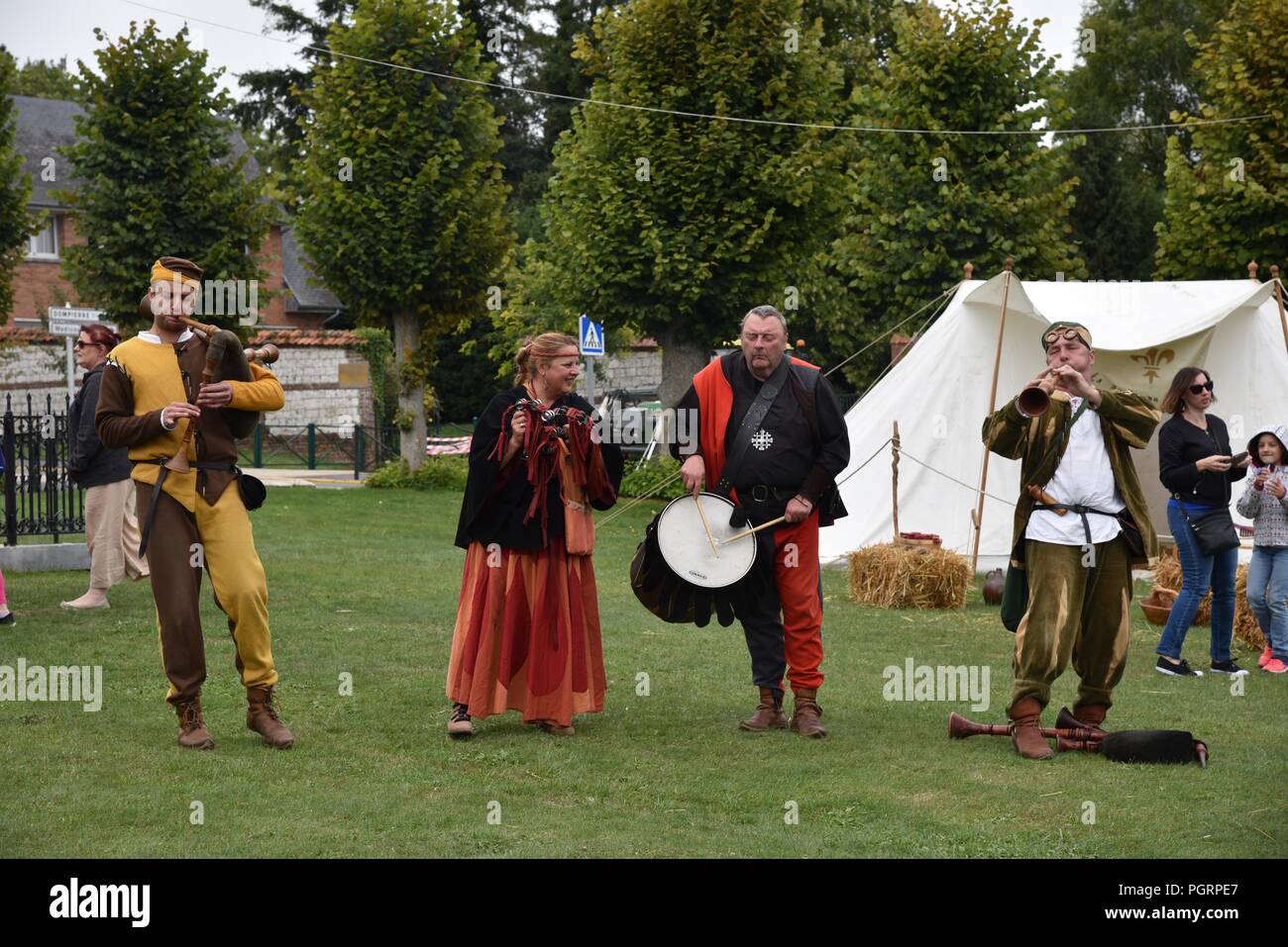 Giullari: una troupe di eseguire come musicisti medievale presso l anniversario della battaglia di Crécy Foto Stock