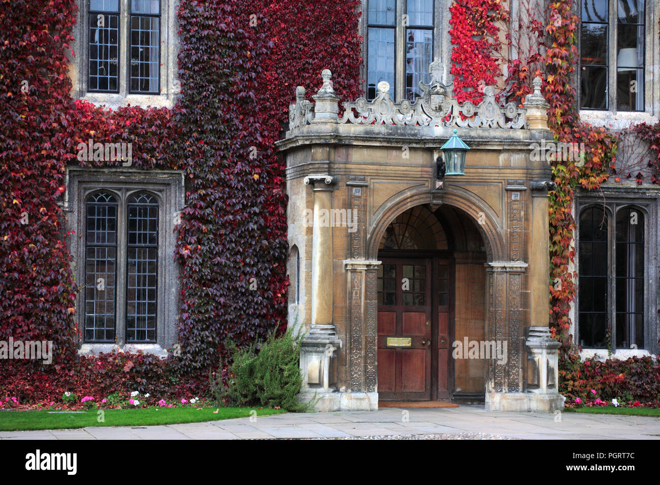 Ivy- coperto Master's Lodge ingresso, grande corte, il Trinity College di Cambridge, Inghilterra, Regno Unito Foto Stock