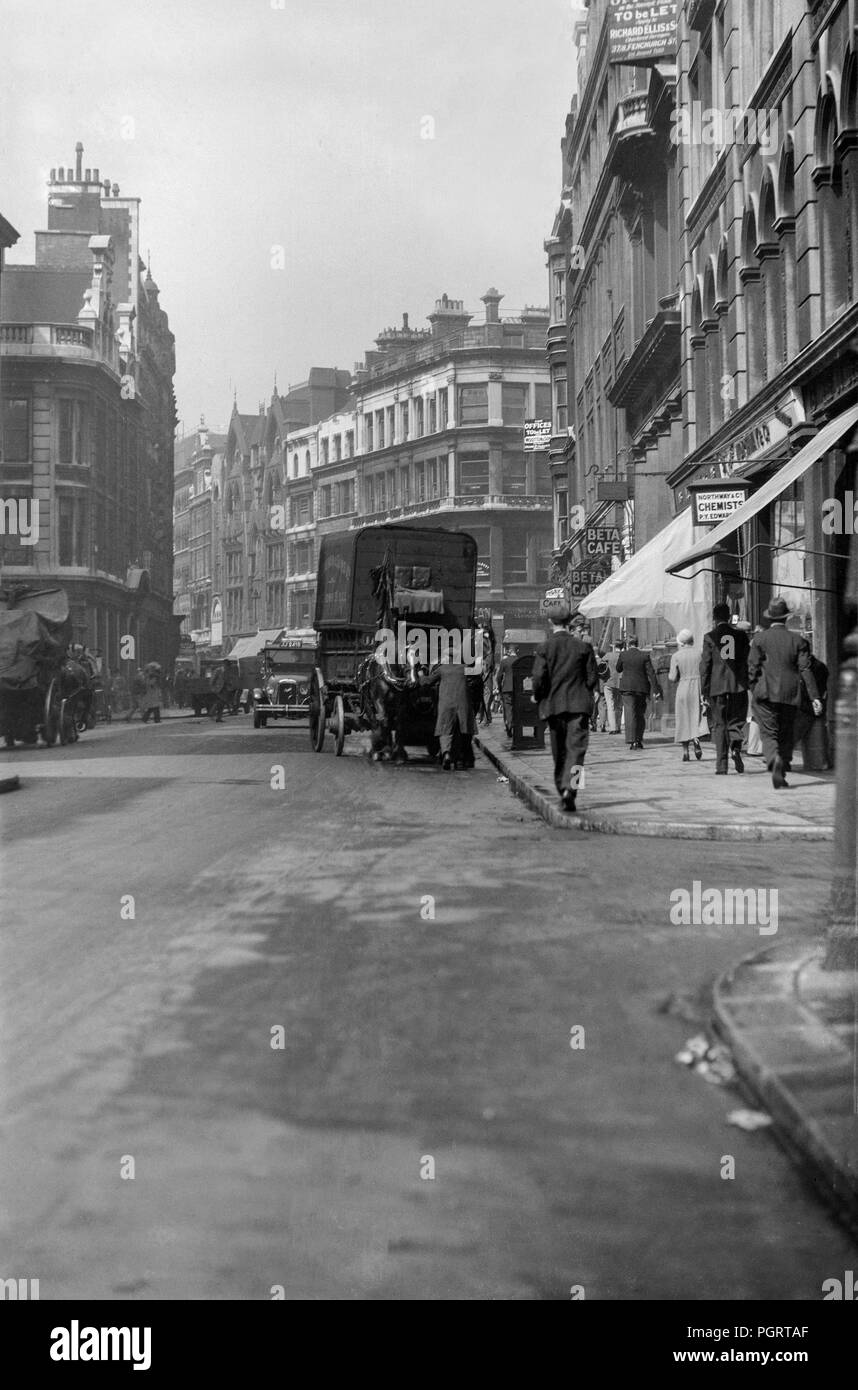 Una vista di grande Tower Street a Londra nel 1930. Foto Stock
