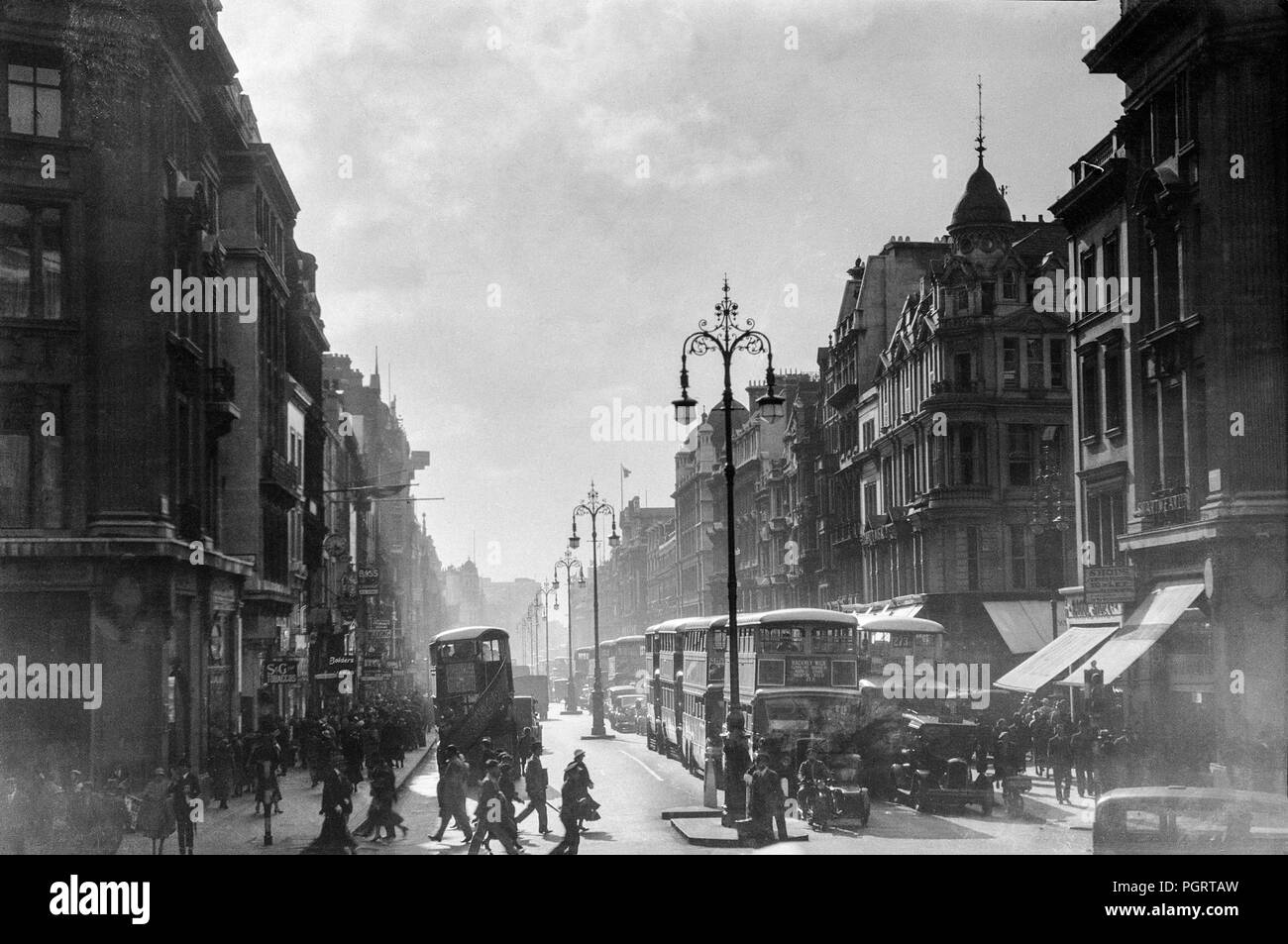 Una vista di Oxford Street a Londra durante il 1930s. Foto Stock
