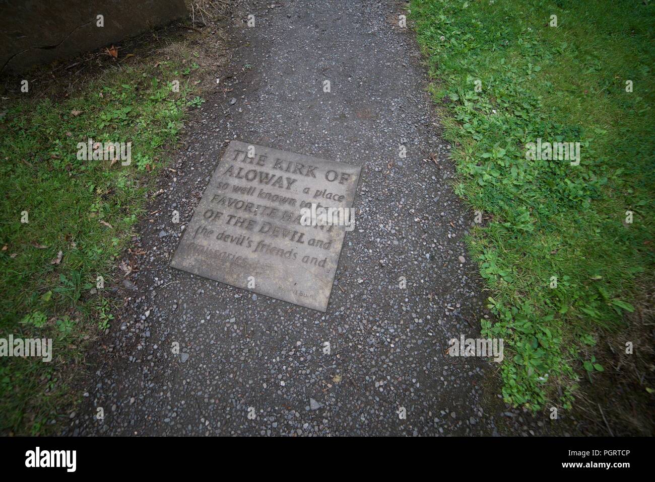 Alloway Kirk, sentiero della chiesa, cita Robert Burns: Un luogo così ben noto per essere la meta preferita del diavolo, degli amici e degli emissari del diavolo. Foto Stock