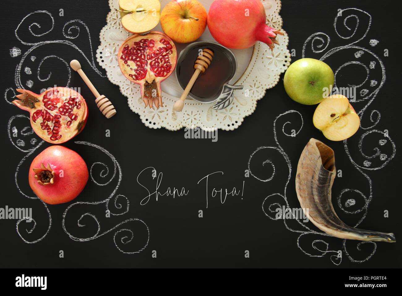 Rosh hashanah (ebreo nuovo anno di vacanza) concetto. Simboli tradizionali. Testo SHANA TOVA significa FELICE ANNO NUOVO Foto Stock