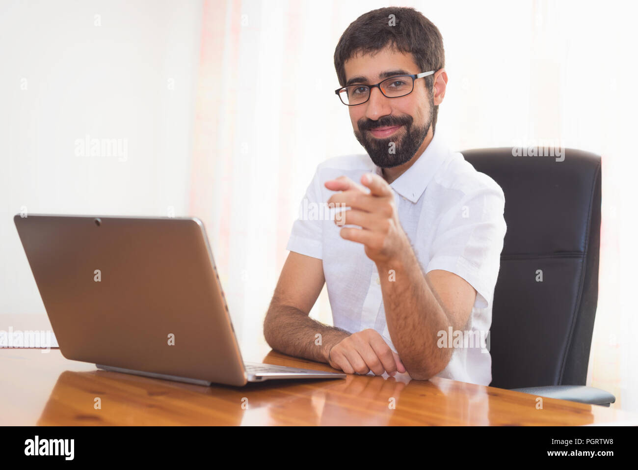 Ritratto di un uomo barbuto in ufficio rivolta a voi Foto Stock