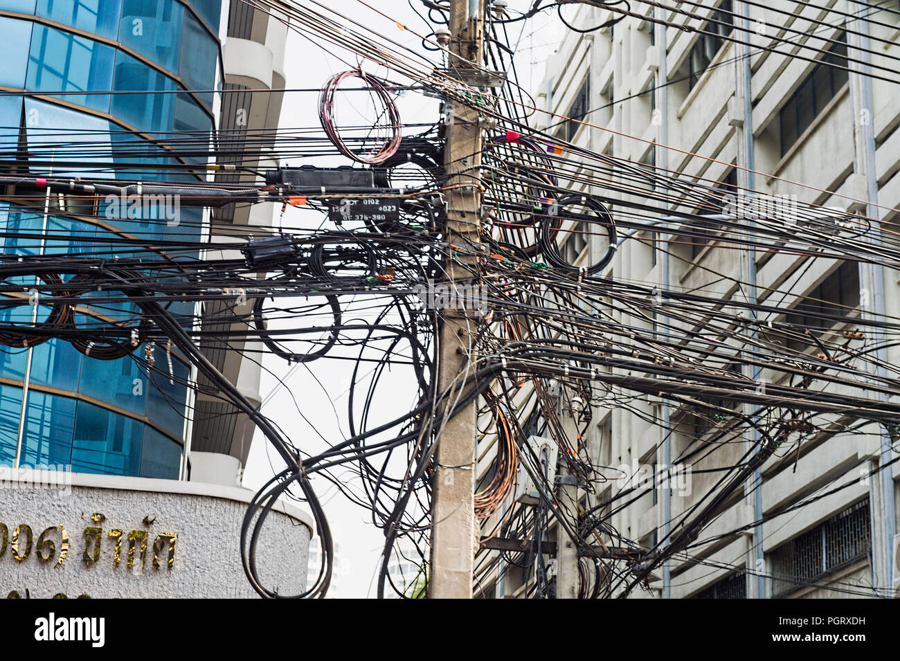 Cavi di elettricità astratta bangkok tailandia immagini e