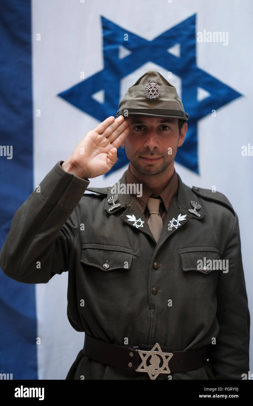 Ze'ev Vladimir Ben-Yosef un giovane canadese israeliano fondatore di un movimento chiamato il movimento revisionista (Betar) che il suo obiettivo è quello di dare gli ebrei una voce più forte usura uniforme che ha progettato e che pongono nel Quartiere Ebraico a Gerusalemme Est Israele Foto Stock