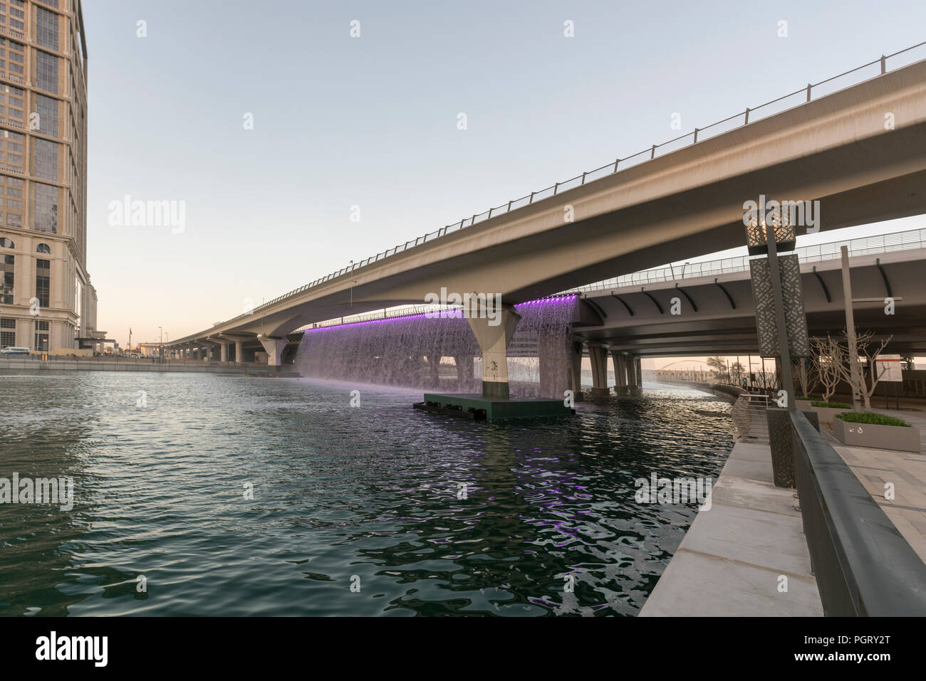 La cascata di meccanica, dove l'acqua di Dubai Canal incontra Sheikh Zayed Road, durante il giorno, Dubai, UAE Foto Stock