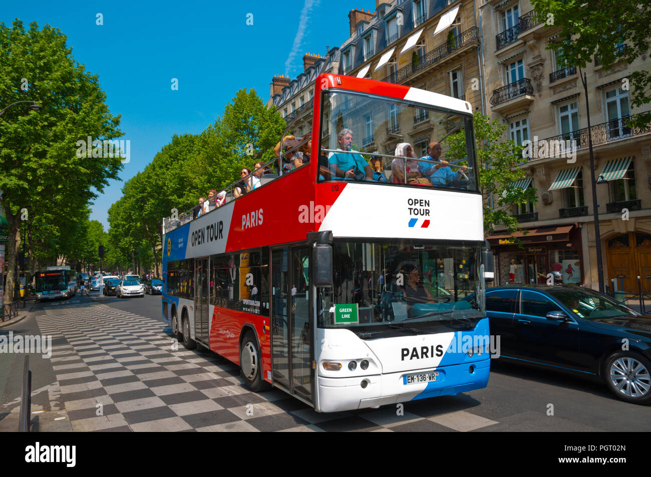 Open Tour turistico bus tour, posto René Char, Boulevard Saint Germain, St Germain des Pres, sulla riva sinistra di Parigi, Francia Foto Stock