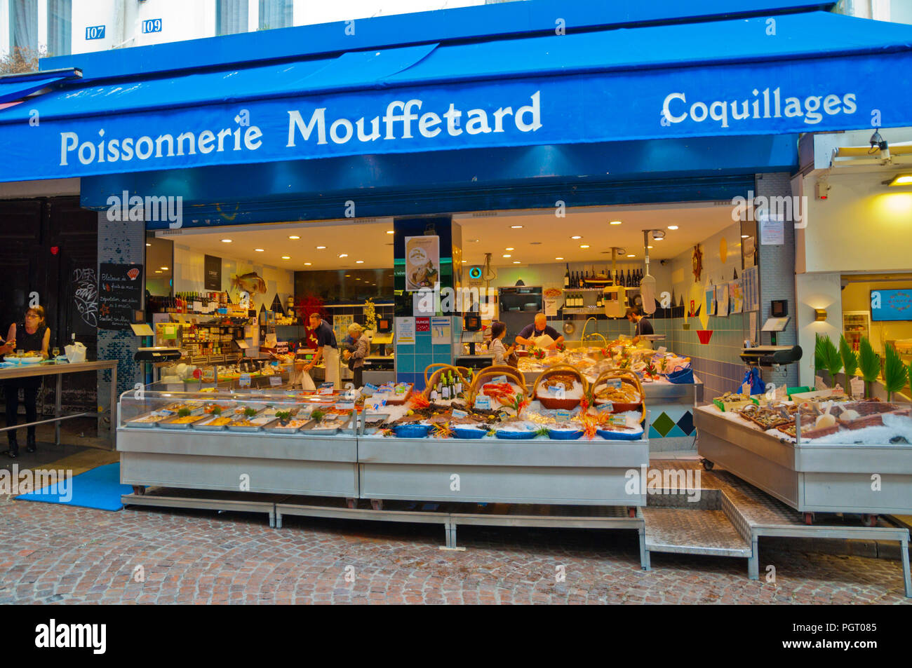 Negozio di frutti di mare, Rue Mouffetard, Quartiere Latino, Parigi, Francia Foto Stock