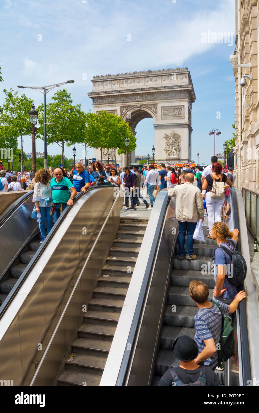 Scale mobili di collegamento con la stazione della metropolitana, Avenue des Champs-Élysées, ottavo distretto, Parigi, Francia Foto Stock