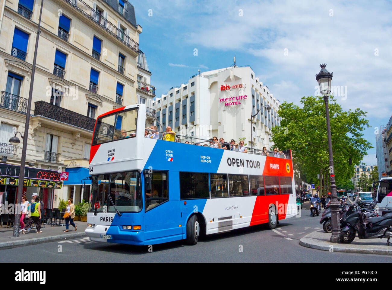 Visite turistiche autobus Open Tour, Boulevard de Clichy e al passaggio de Clichy, Paris, Francia Foto Stock