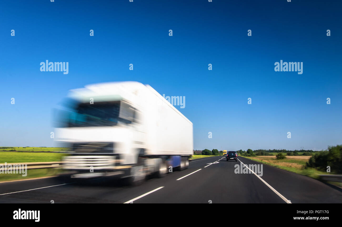 Bianco consegna carrello su autostrada con effetto sfocato Foto Stock