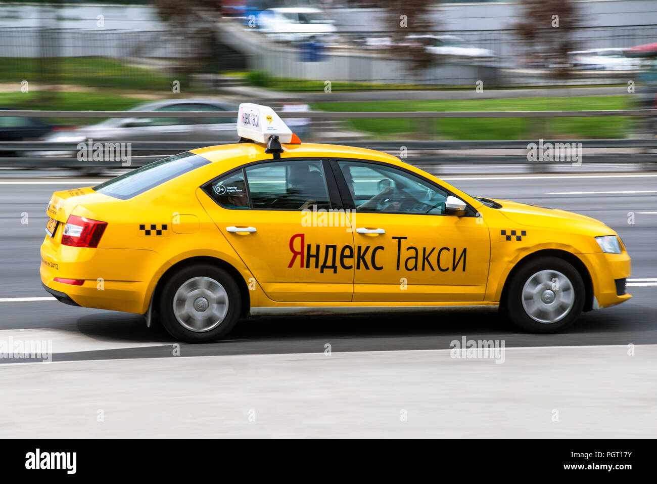 Russia, Mosca - 13 Maggio 2018: Motion city street scene con un taxi yandex Foto Stock