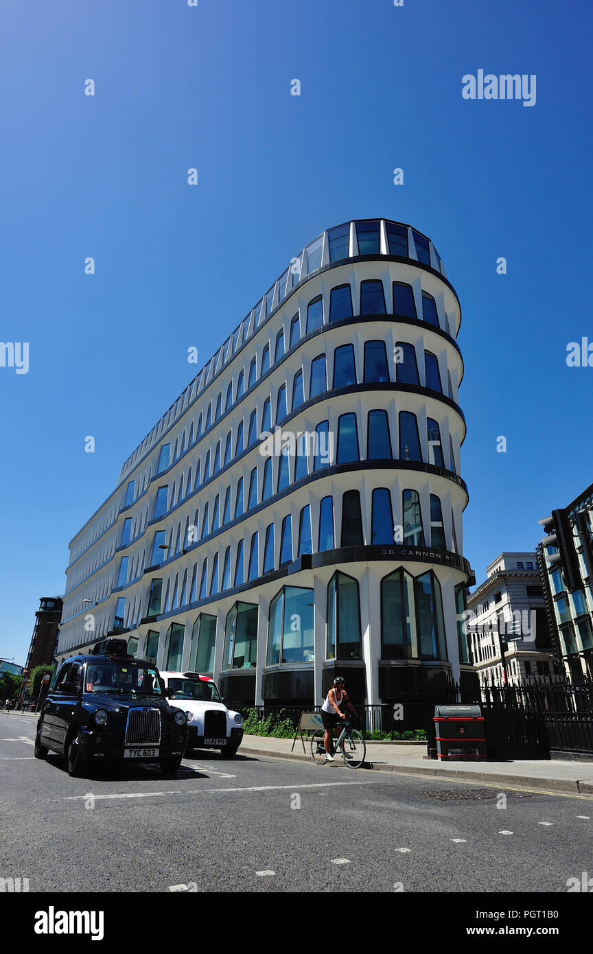Taxi & 30 Cannon Street Edificio, City of London, England, Regno Unito Foto Stock