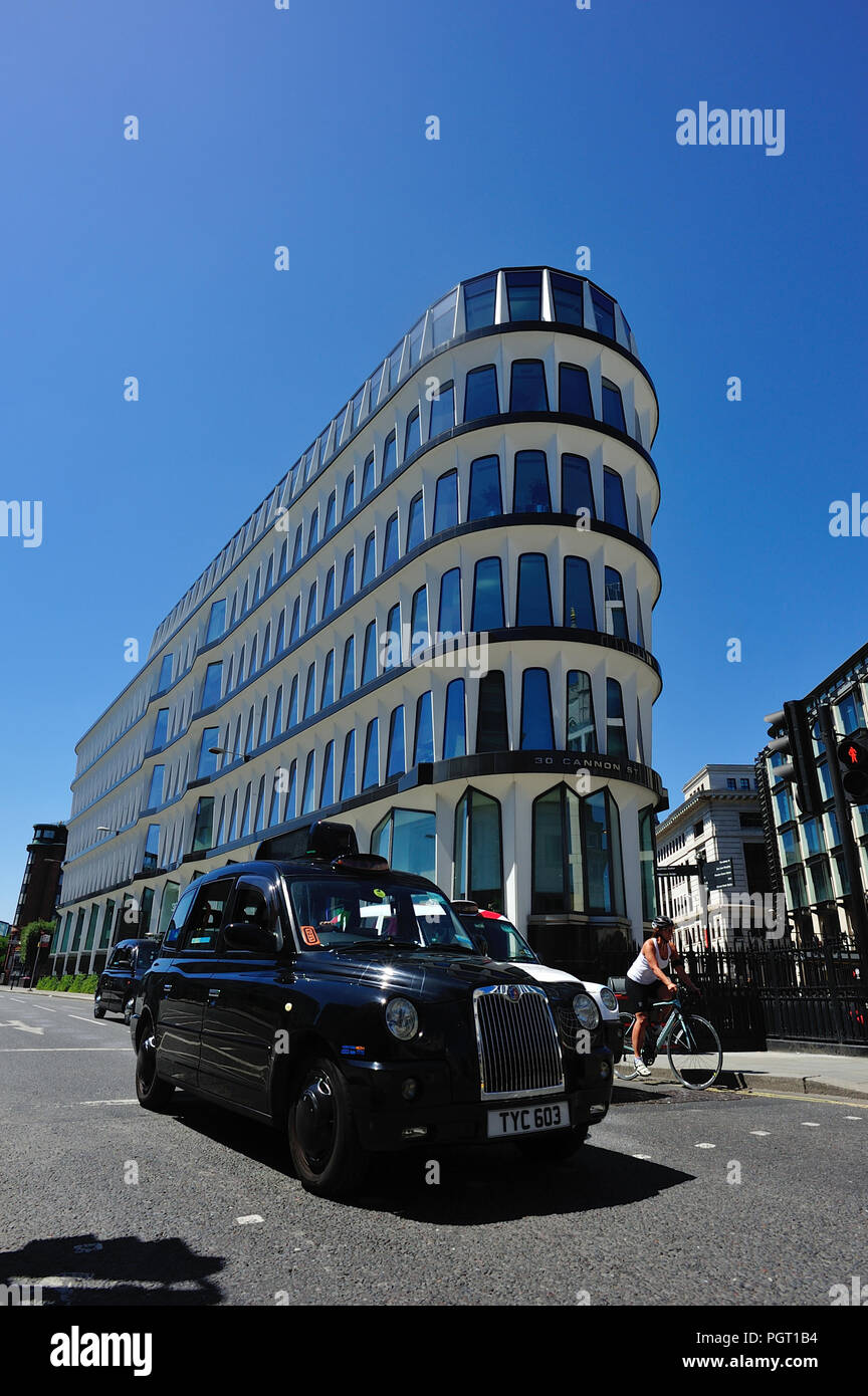 Taxi nero & 30 Cannon Street Edificio, City of London, England, Regno Unito Foto Stock