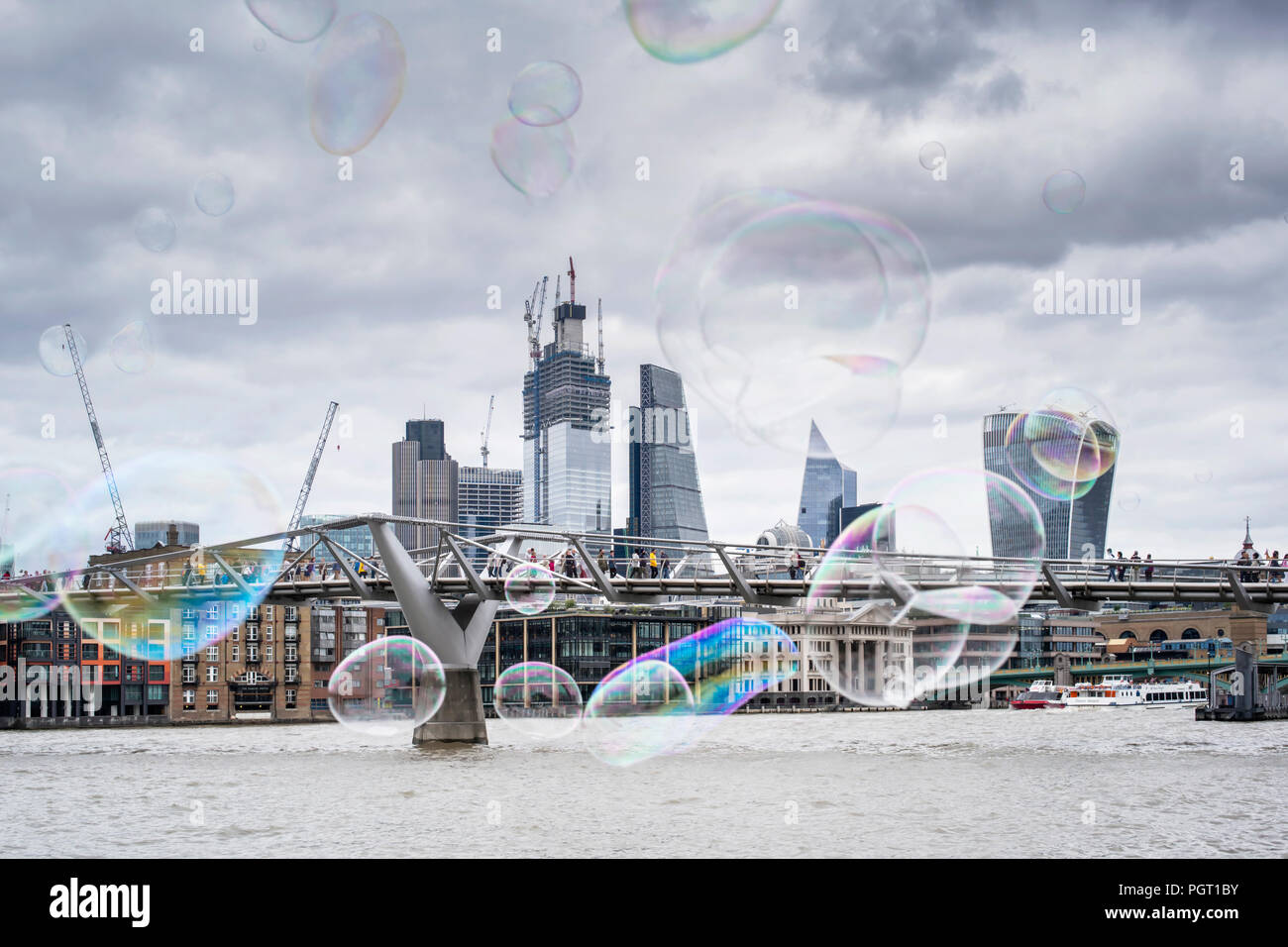 Lo skyline di Londra con bolle. Foto Stock
