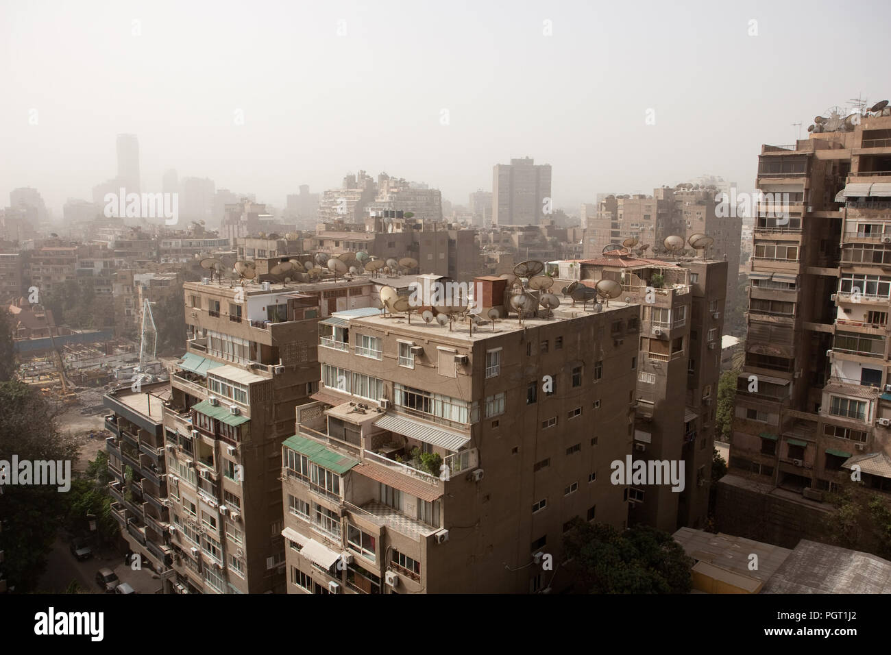 La nebbia o affumicati cityscape di Cairo in Egitto Foto Stock