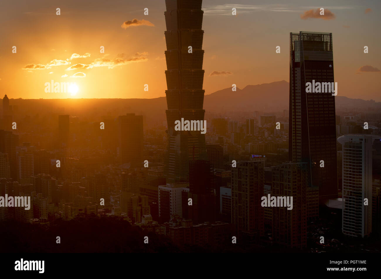 Taipei skyline visto da Xiangshan (Elefante Montagna) al tramonto su un caldo giorno d'estate. Foto Stock