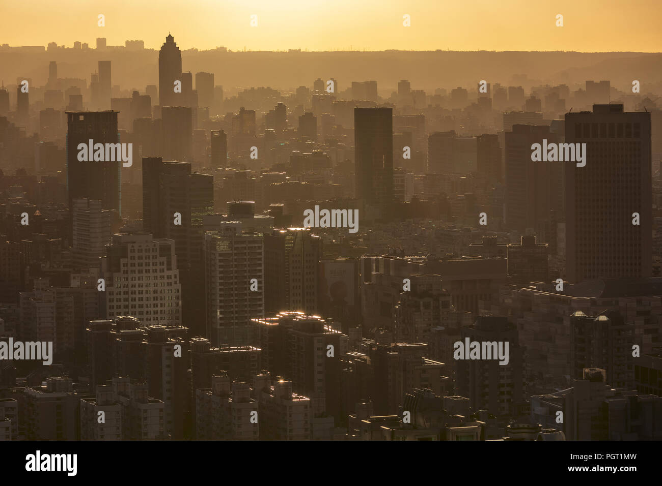 Taipei skyline visto da Xiangshan (Elefante Montagna) al tramonto su un caldo giorno d'estate. Foto Stock