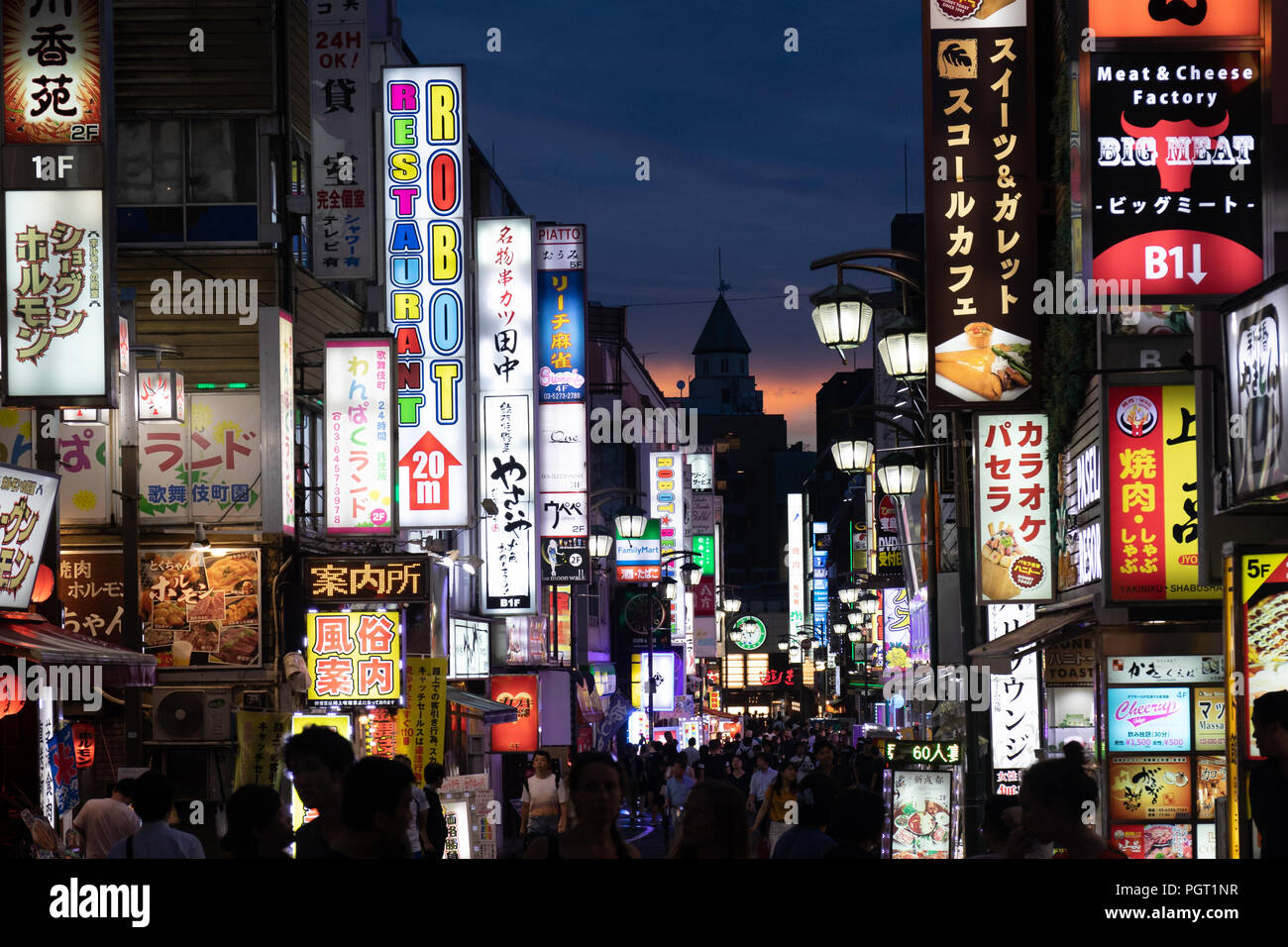 Il Kabukicho luce rossa e il quartiere dei divertimenti di Tokyo del quartiere di Shinjuku. Foto Stock