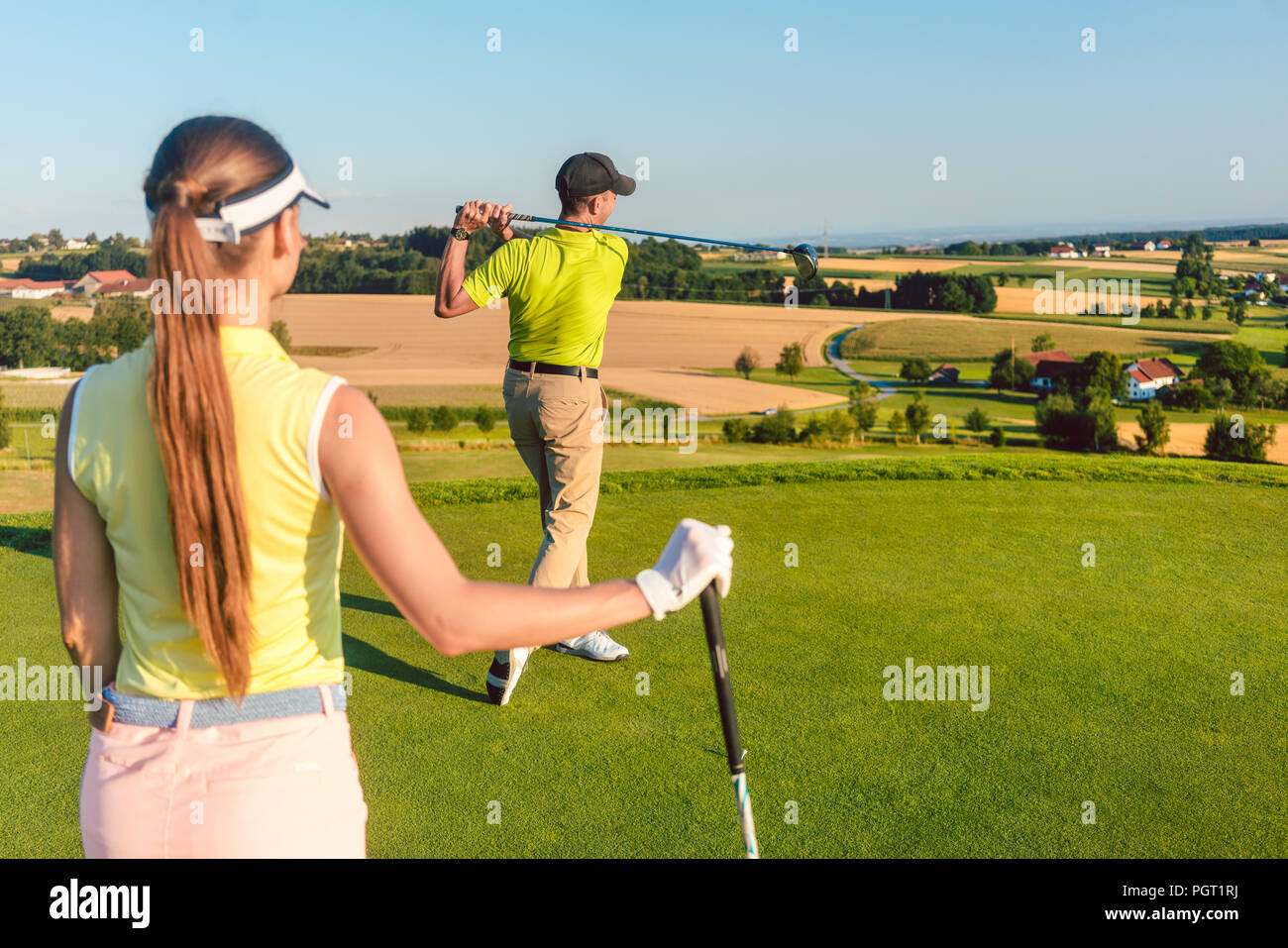 Professional Golfer in piedi nella posizione finale di long drive shot Foto Stock