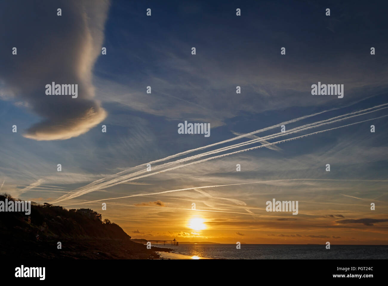 Hammerhead cloud con formazione di Clevedon pier Foto Stock