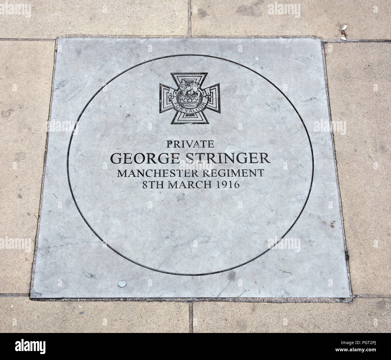 La placca al piede di Manchester Inghilterra Memoriale di guerra che mostra Victoria Cross premiato George privato Stringer Reggimento Manchester 8 Marzo 1916 Foto Stock