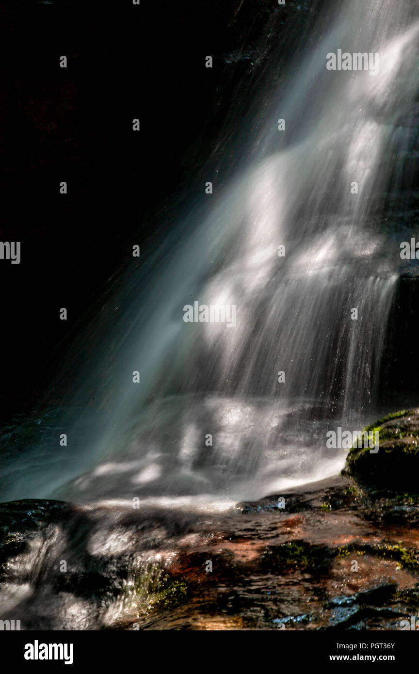 North Carolina cascata cascata con otturatore lento della velocità di movimento sfocate su roccia, MOSS e rapide. Foto Stock