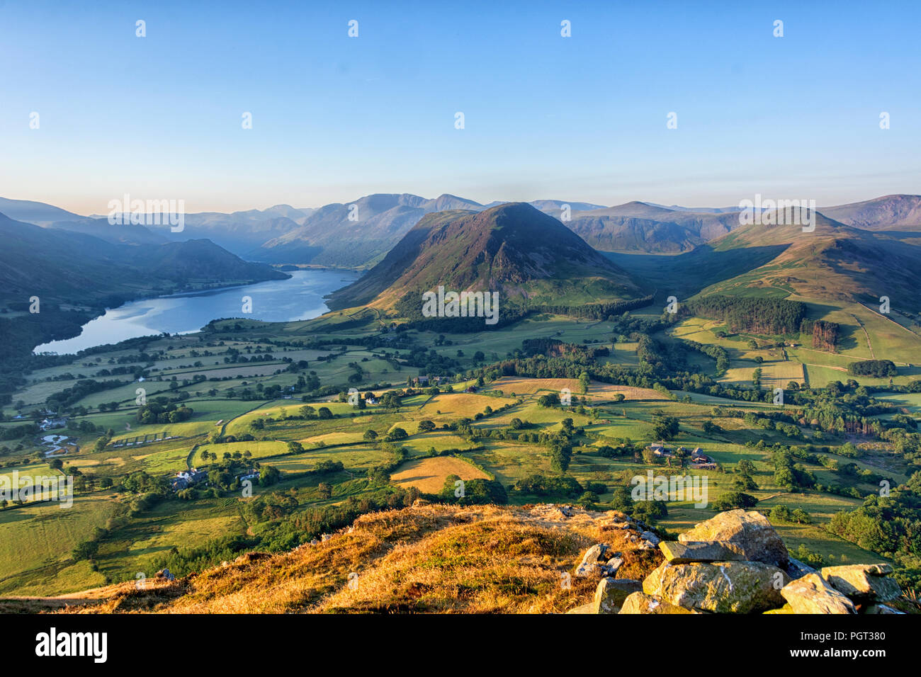 Sunrise over Crummock acqua con Mellbreak è sceso da basso è sceso, Buttermere, Lake District, Cumbria, England, Regno Unito Foto Stock