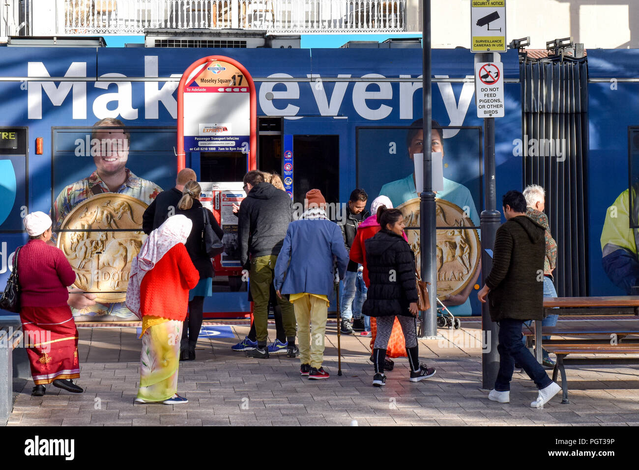 Gli immigrati di prendere tram Adelaide, Australia Foto Stock