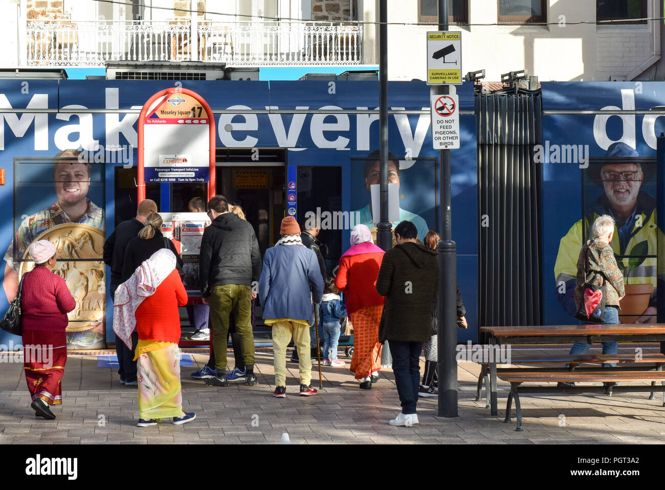 Gli immigrati di prendere tram Adelaide, Australia Foto Stock
