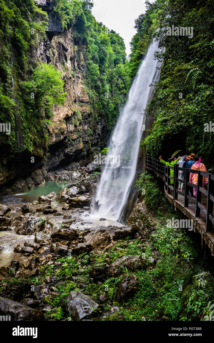Sentiero dietro una cascata su cliffside al fondo di Enshi Mufu Grand Canyon in Hubei Cina Foto Stock