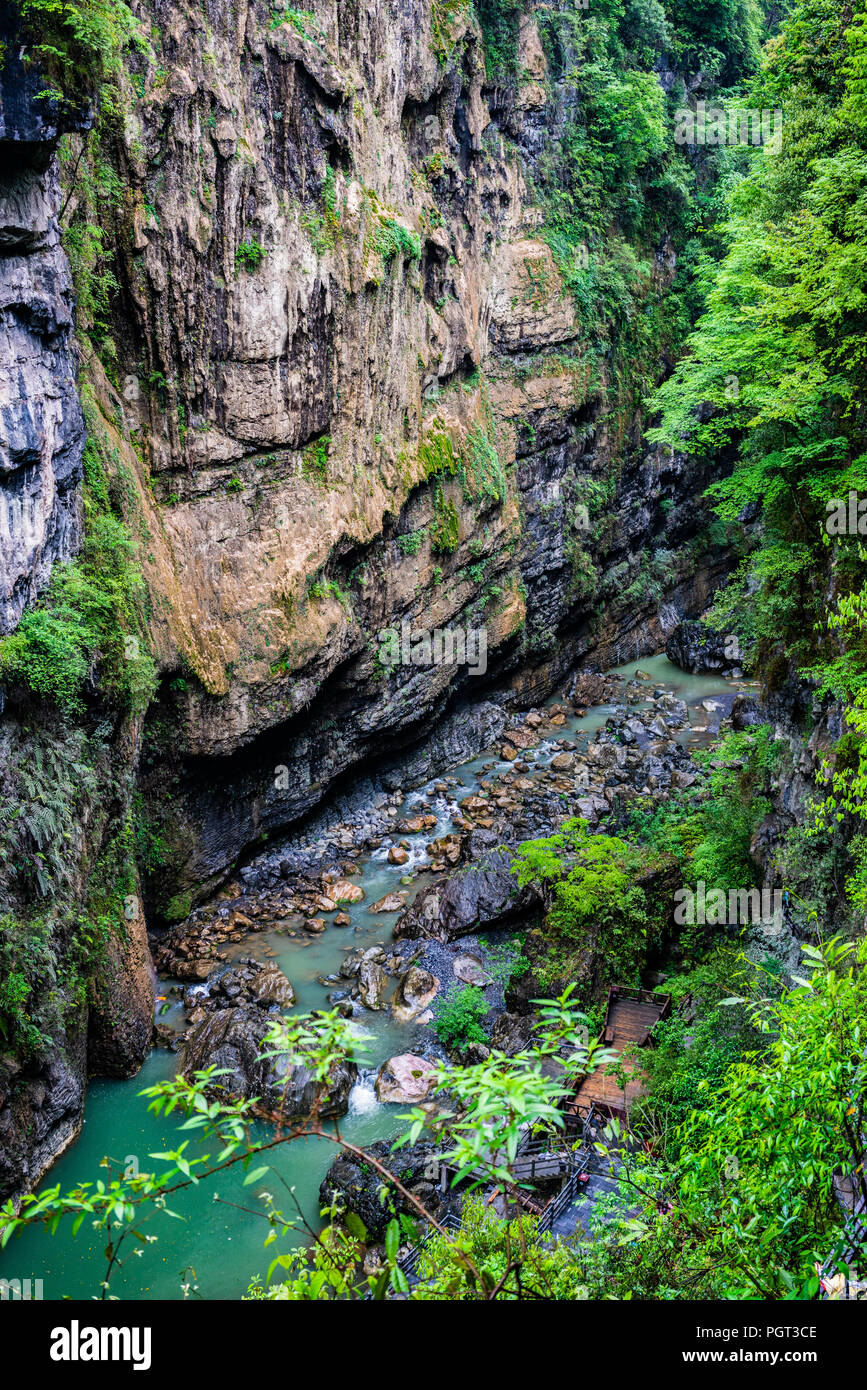 Vista verticale di fondo di Enshi Mufu Grand Canyon per giorno di pioggia in Hubei Cina Foto Stock