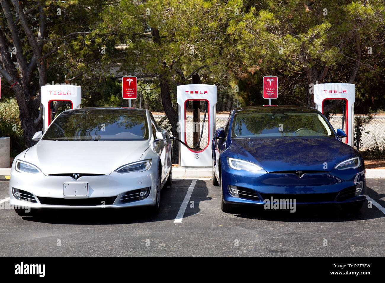 Tesla presso la stazione di ricarica in department store parcheggio, San Mateo, CA Foto Stock