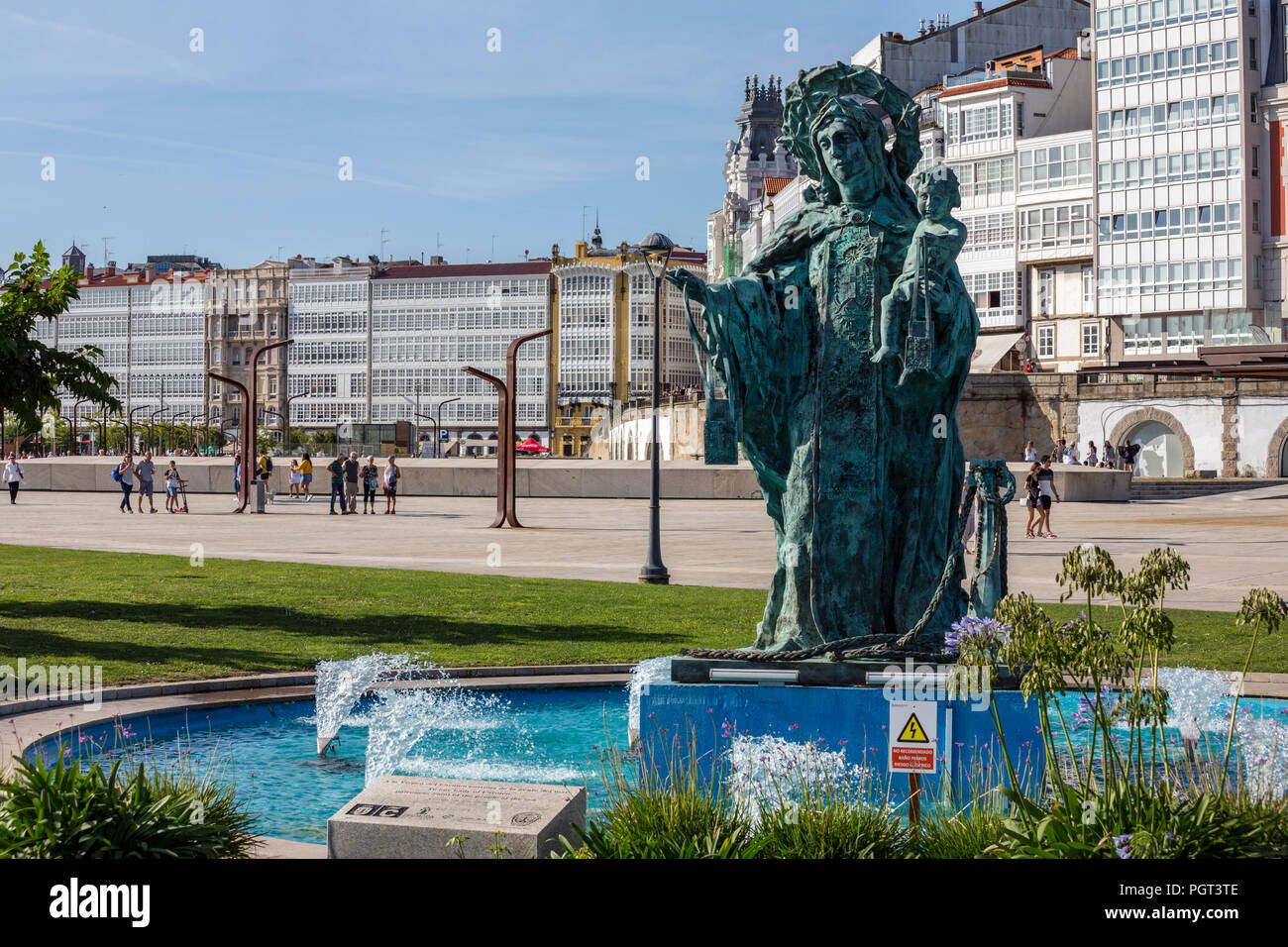 Monumento della Virgen de Carmen statua da Xuxo León in Explanada fare Parrote, A Coruña, Galizia, Spagna Foto Stock