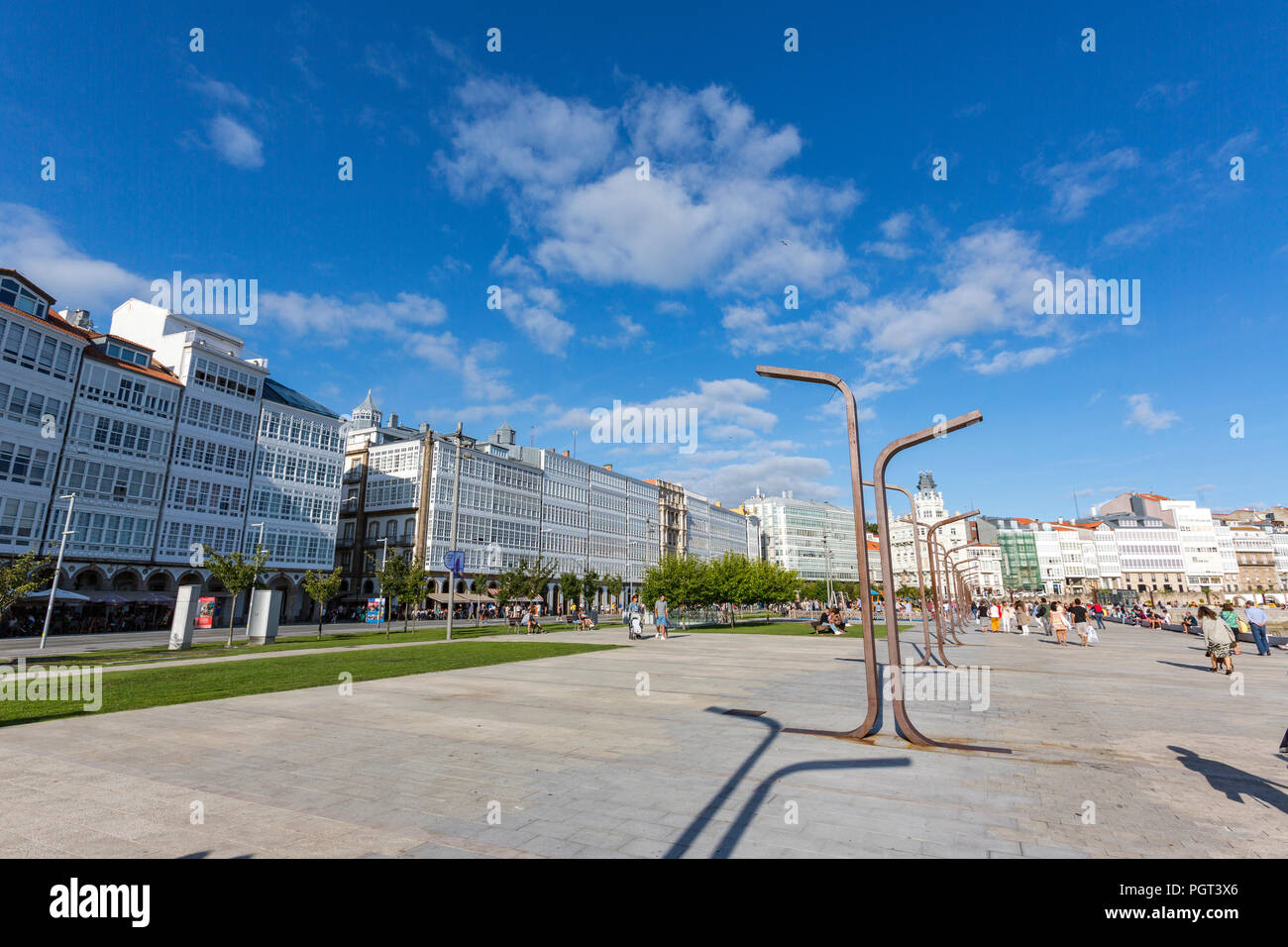 Avenida La Marina con i loro tipici balconi in vetro e la Marina Park, Parque La Marina, A Coruña, Galizia, Spagna Foto Stock