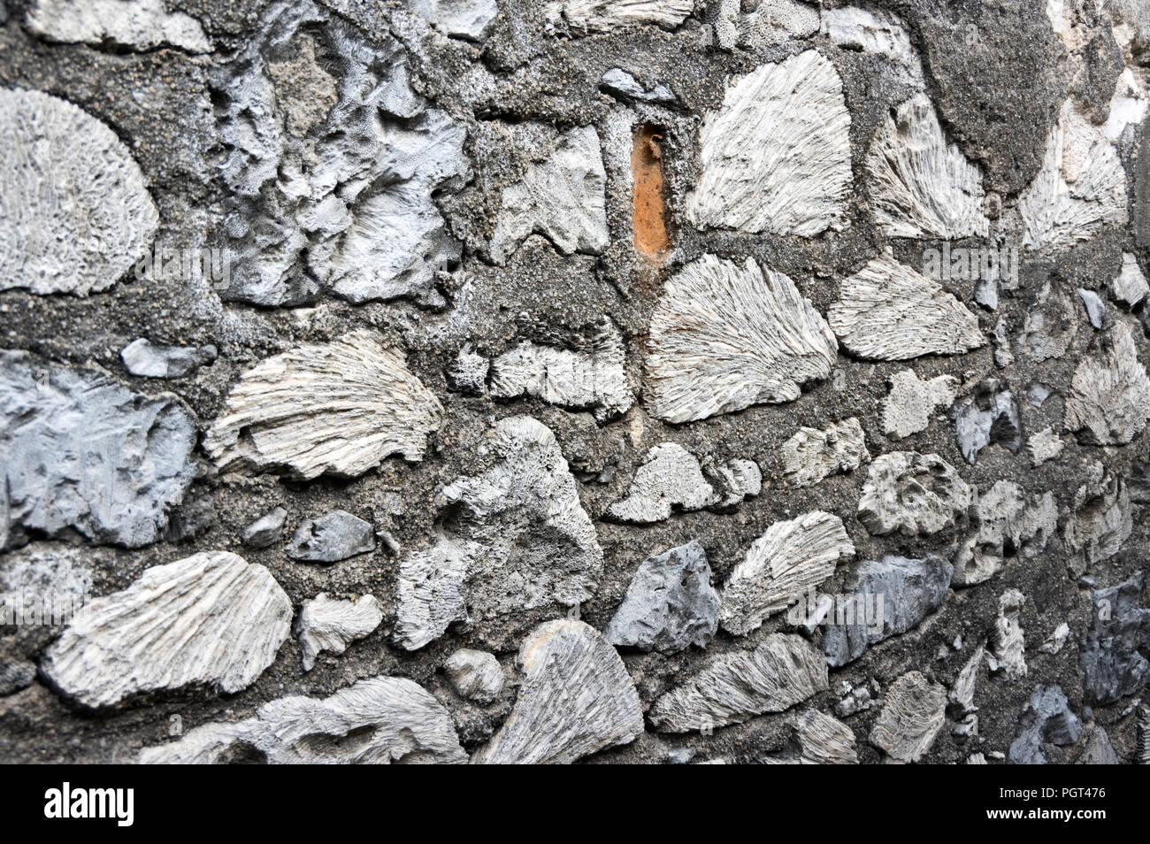 Un muro fatto di pietre, eventualmente progettato motivi di architettura del XIX secolo Foto Stock