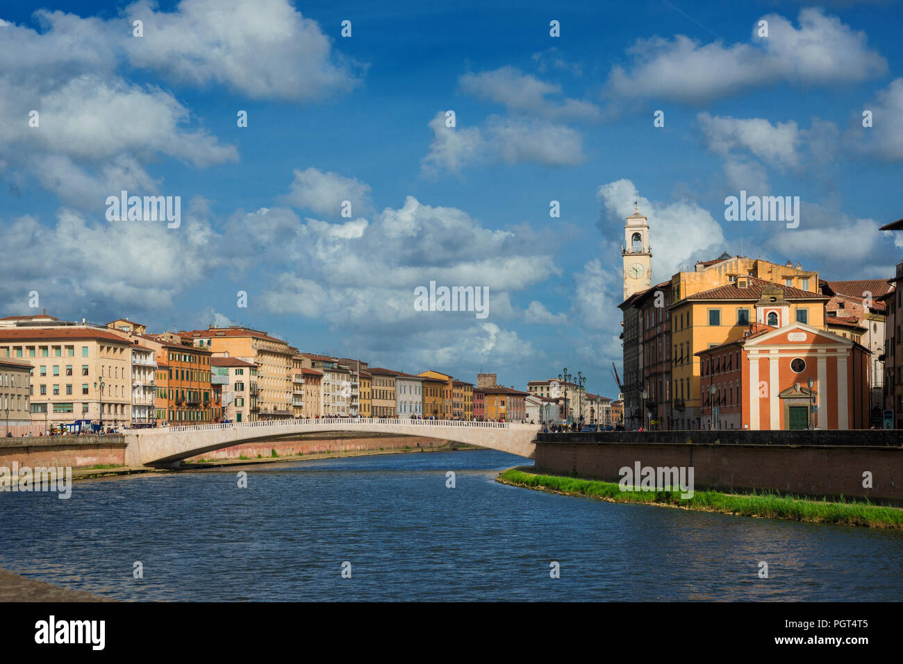 Fiume Arno passando attraverso il centro storico di Pisa Foto Stock