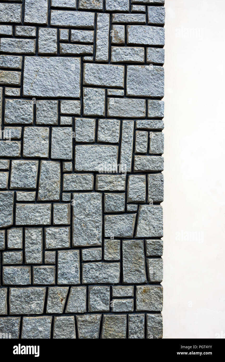 Un muro fatto di pietre, eventualmente progettato motivi di architettura del XIX secolo Foto Stock