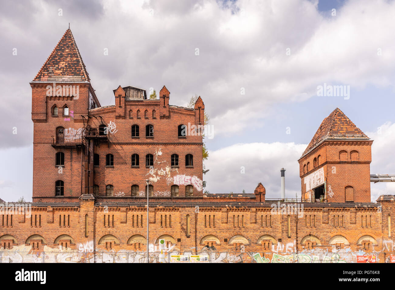 Palazzi in mattoni rossi del Bärenquell-Brauerei chiuso (birreria) - un edificio elencato in Berlin Niederschöneweide, Germania Foto Stock