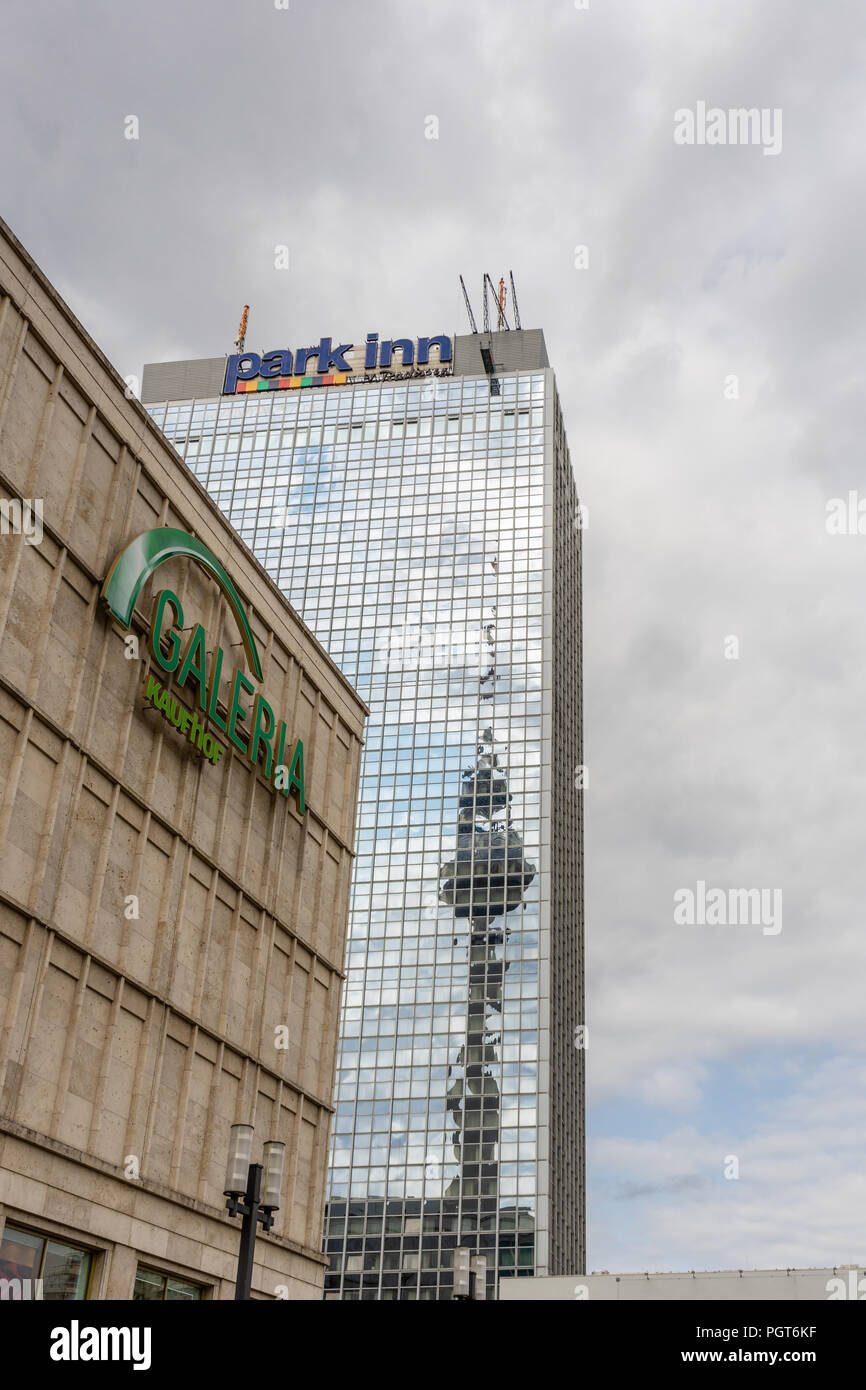 Vista astratta dell'Alexanderplatz con la torre della TV (Fernsehturm) riflettendo sulla facciata del Park Inn hotel a Berlino, Germania Foto Stock