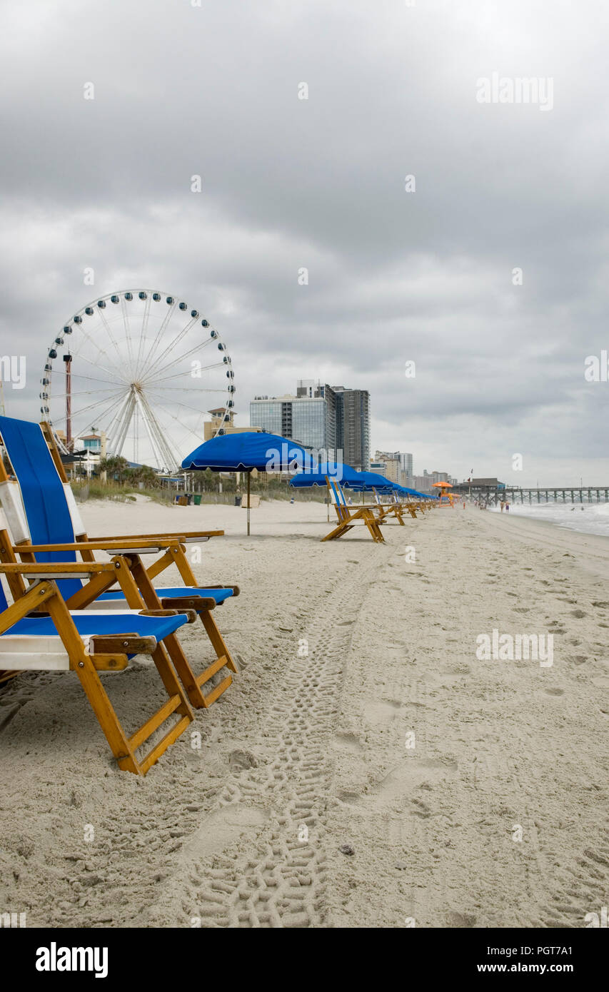 Vuoto azzurro sedie e ombrellone la linea in riva al mare su un giorno triste a Myrtle Beach SC USA Foto Stock