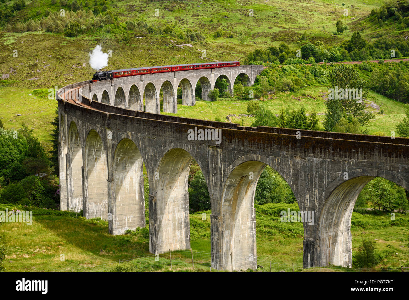 Patrimonio rosso giacobita alimentate a carbone treno a vapore utilizzati in Harry Potter film al viadotto Glenfinnan nelle Highlands scozzesi Scotland Regno Unito Foto Stock