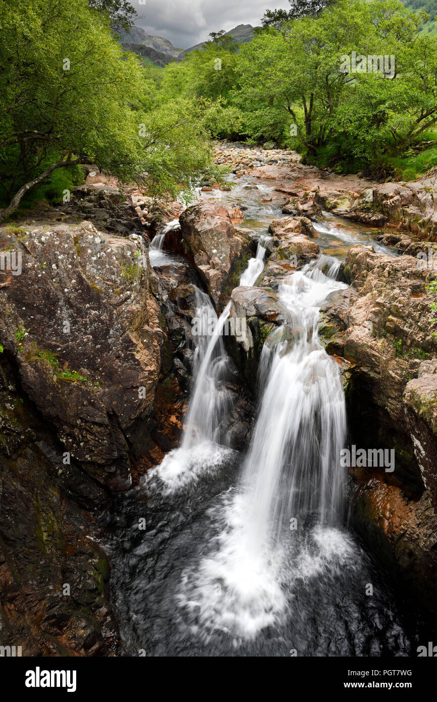 Le cascate Inferiori sull'acqua del fiume Nevis in Glen Nevis vallata a Achriabhach Highlands scozzesi Scotland Regno Unito Foto Stock