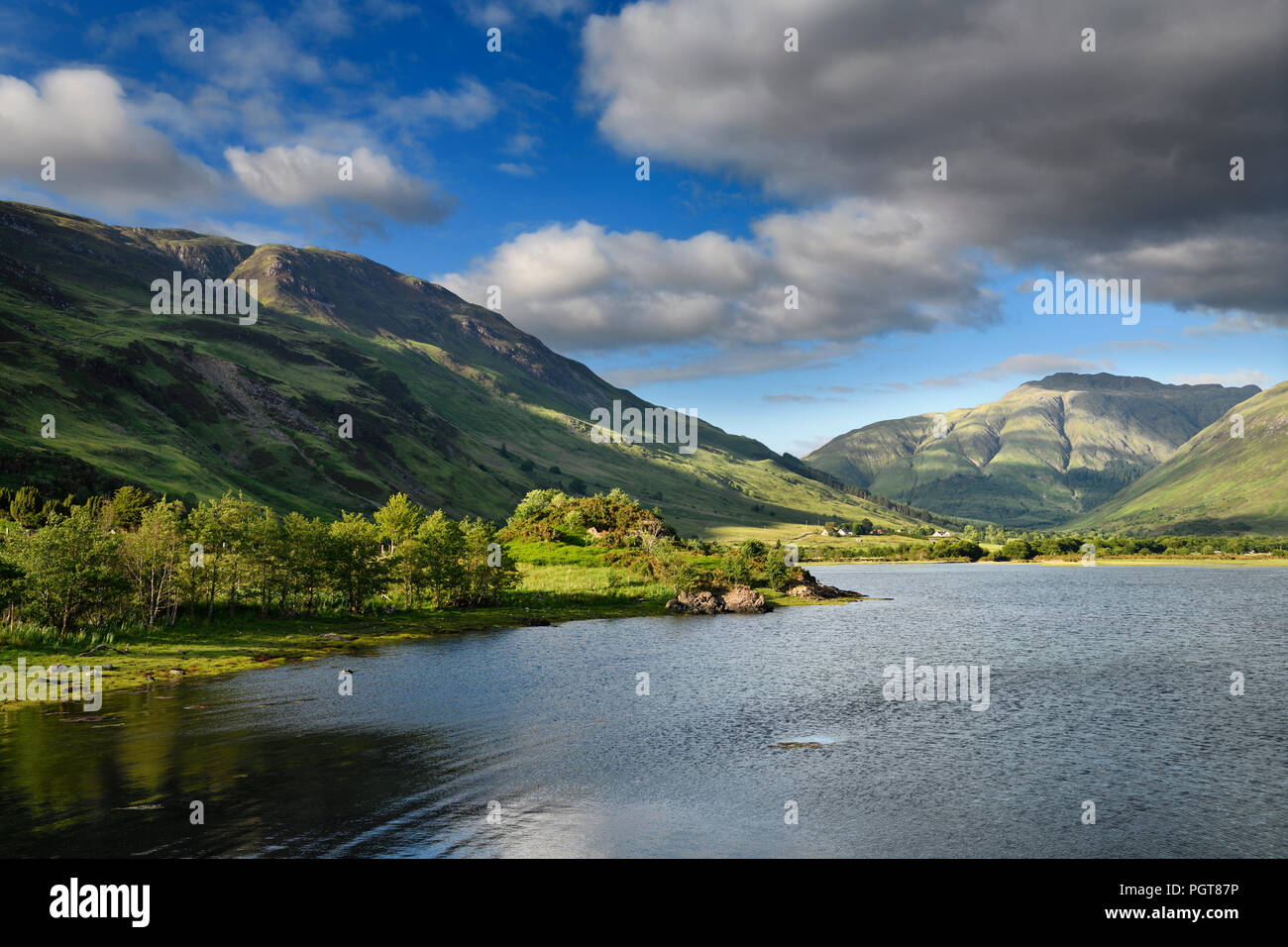 Sole di sera su colline a testa di Loch Duich con fiume Croe e Beinn Bhreac e un Ghlas bheinn picchi a Morvich nelle Highlands scozzesi Scotland Regno Unito Foto Stock