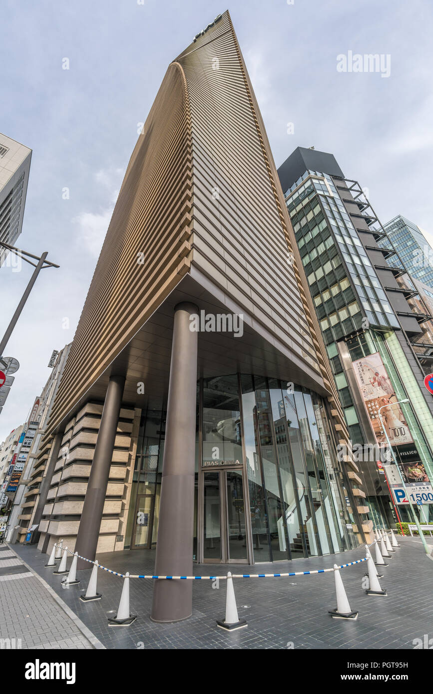 Tokyo, Chuo Ward - Agosto 19, 2018 - Street vista a livello di assembly di interoperabilità primari Ginza Edificio per uffici. Progettato da architetto Kume Sekkei Foto Stock