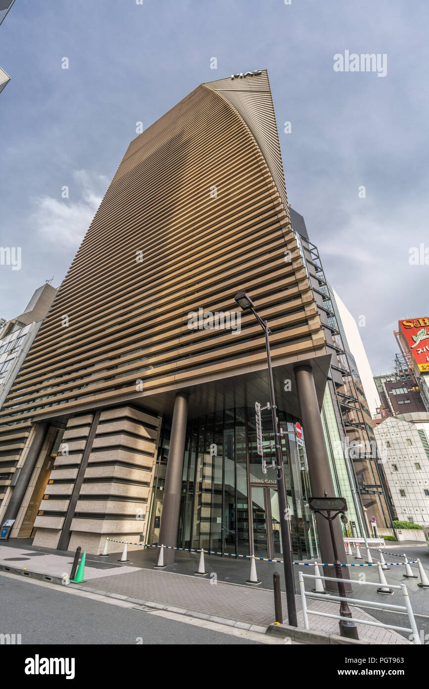 Tokyo, Chuo Ward - Agosto 19, 2018 - Street vista a livello di assembly di interoperabilità primari Ginza Edificio per uffici. Progettato da architetto Kume Sekkei Foto Stock