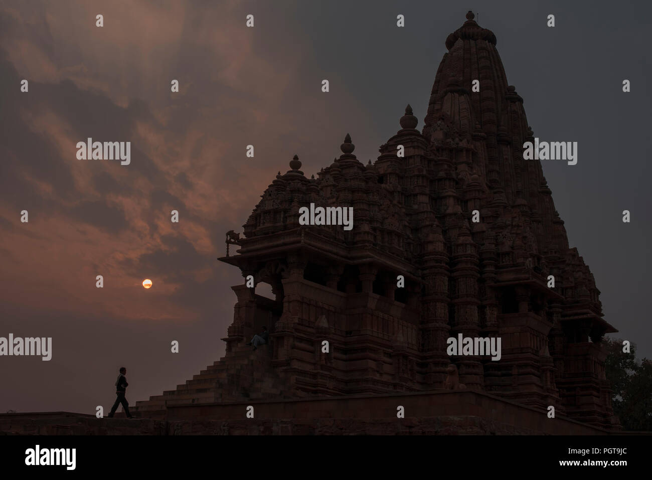 Kandariya Mahadev Tempio con la fantastica architettura di pietra arenaria sculture e incisioni dedicato al dio Shiva il dio indù di potenza nel tramonto Foto Stock