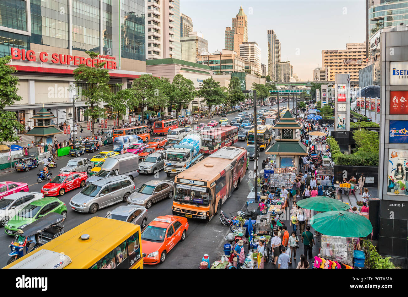 Vie di traffico nel centro della città di Bangkok, Thailandia Foto Stock